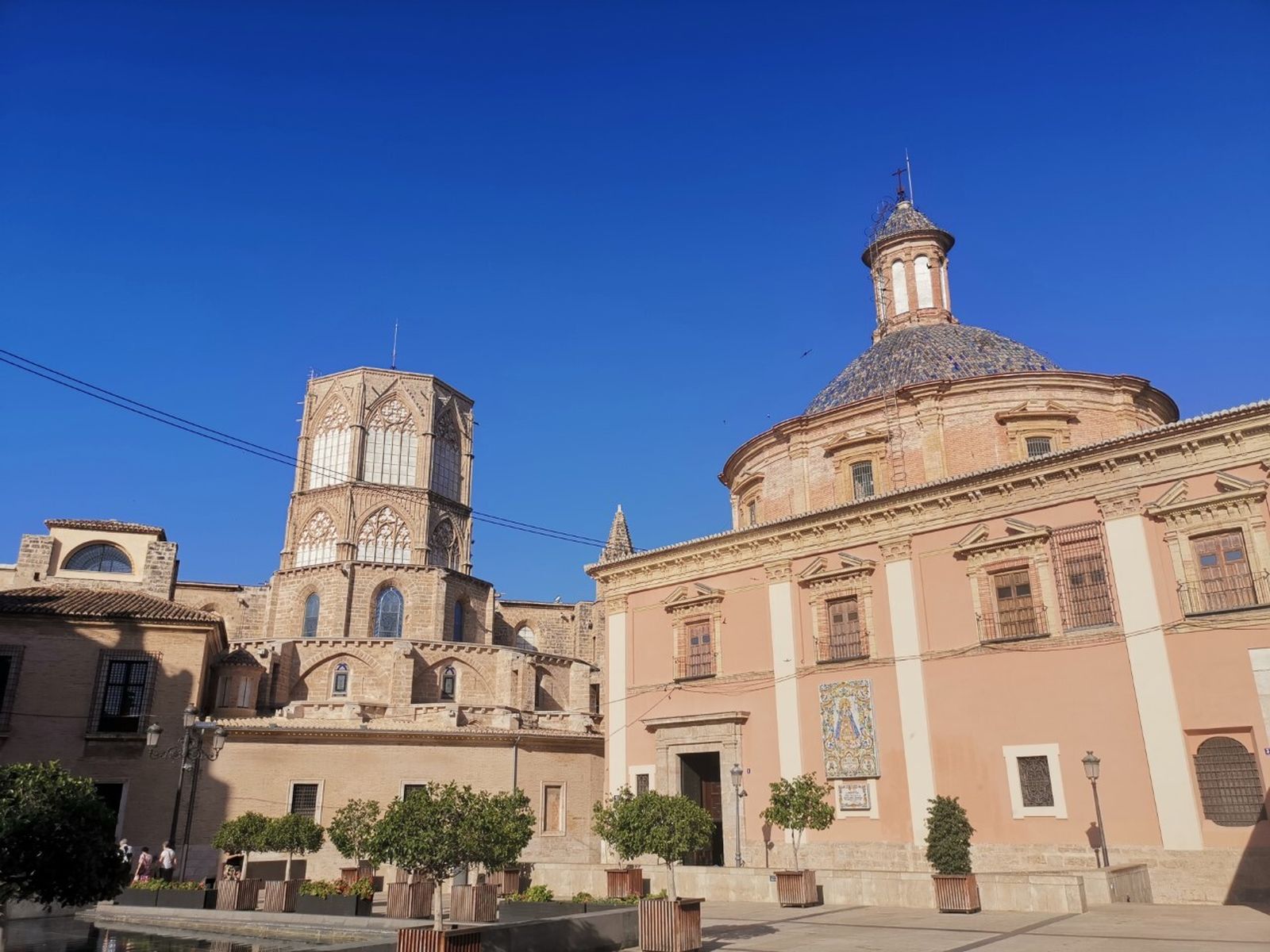 Catedral de Valencia, a la izquierda.
