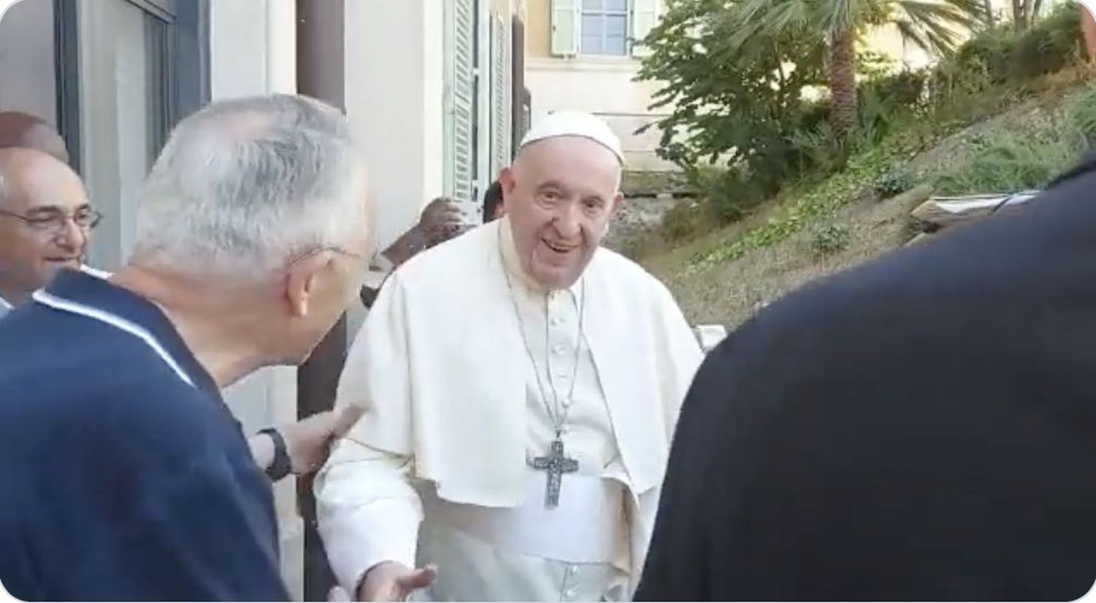 Francisco sale de la Curia de los jesuitas en Roma