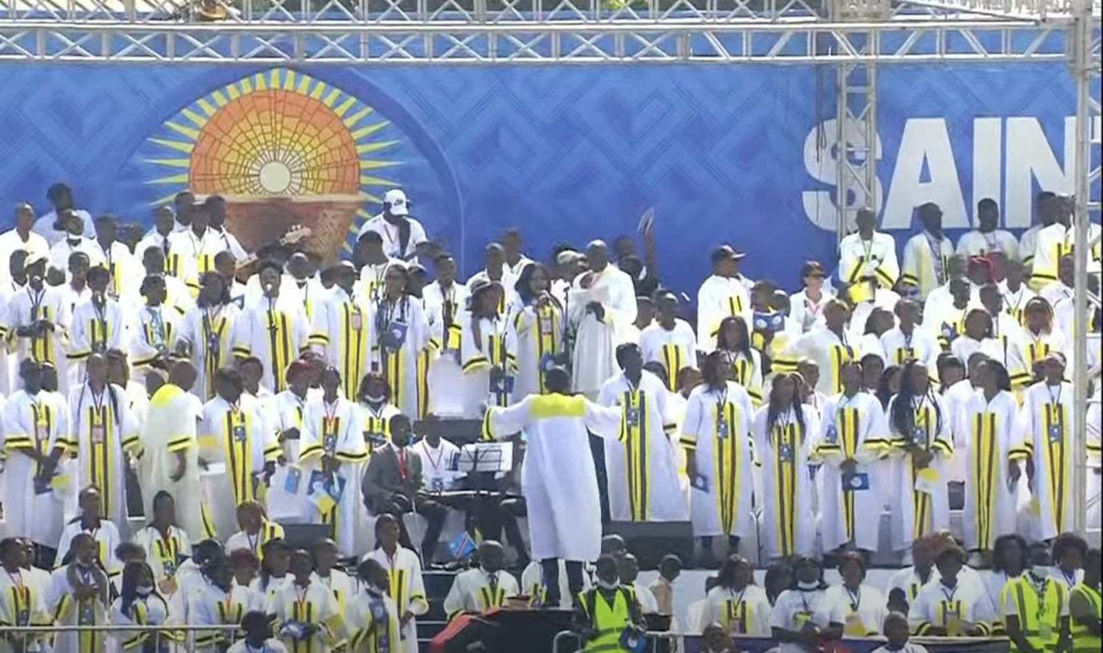 El coro que cantó y bailó en la misa del Papa en Kinshasa