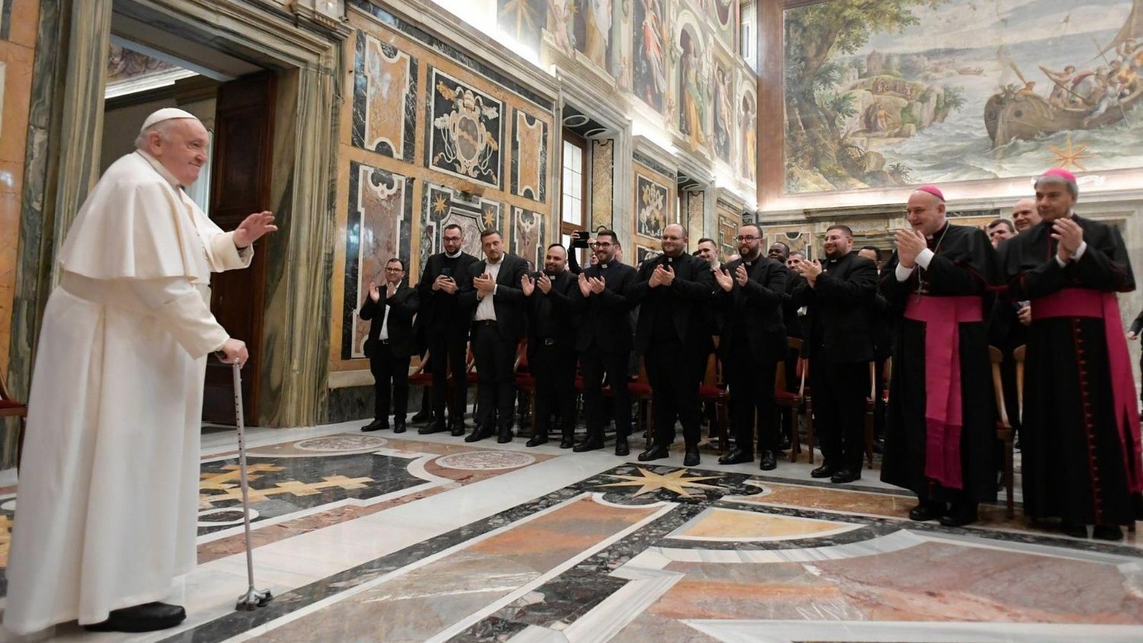 Francisco entra a la Sala Clementina