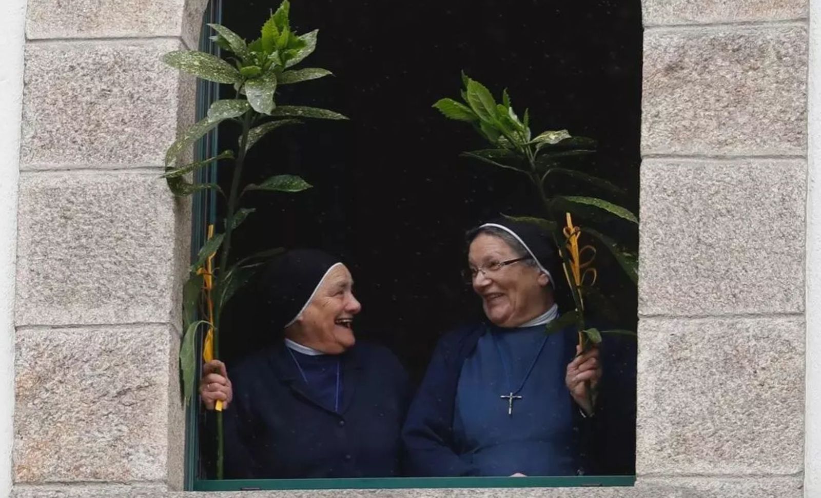 Monjas con ramos en una ventana. Santiago de Compostela
