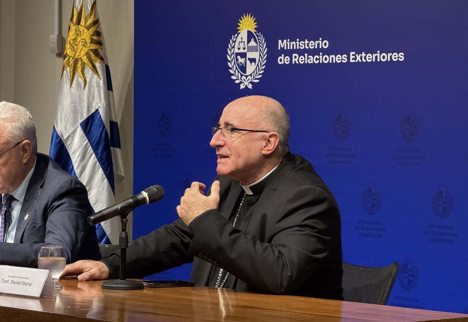 El cardenal Sturla anuncia el lema del viaje de León XIV