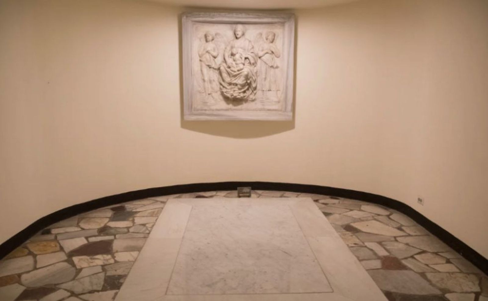 La sobria tumba deseada por los dos Papas