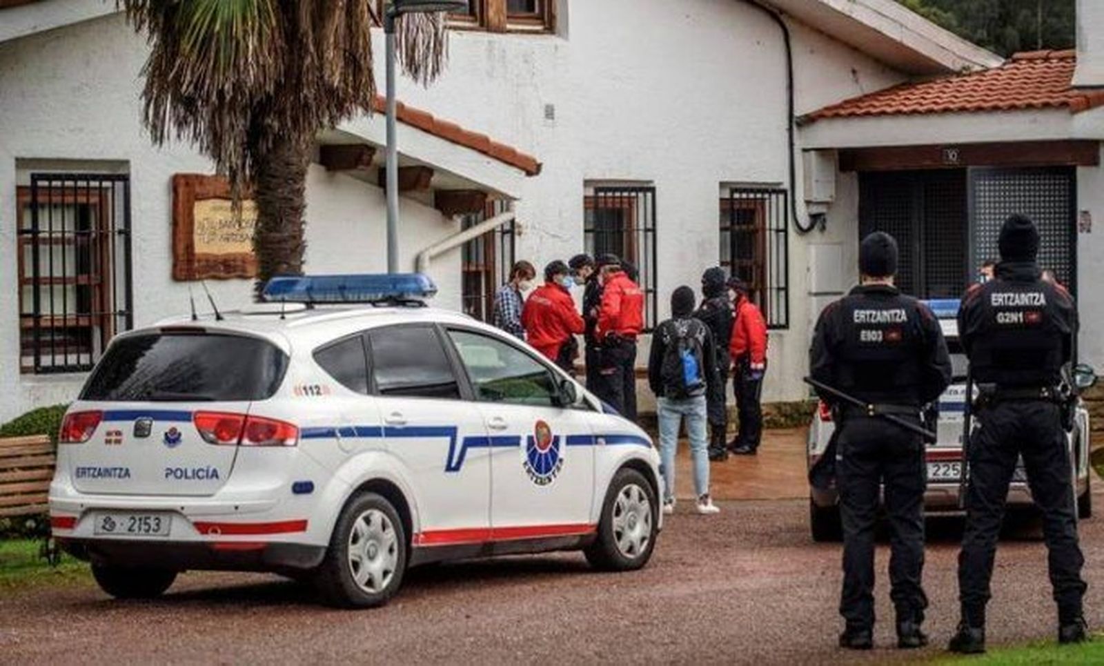 La Ertzaintza, esperando la salida de los jóvenes