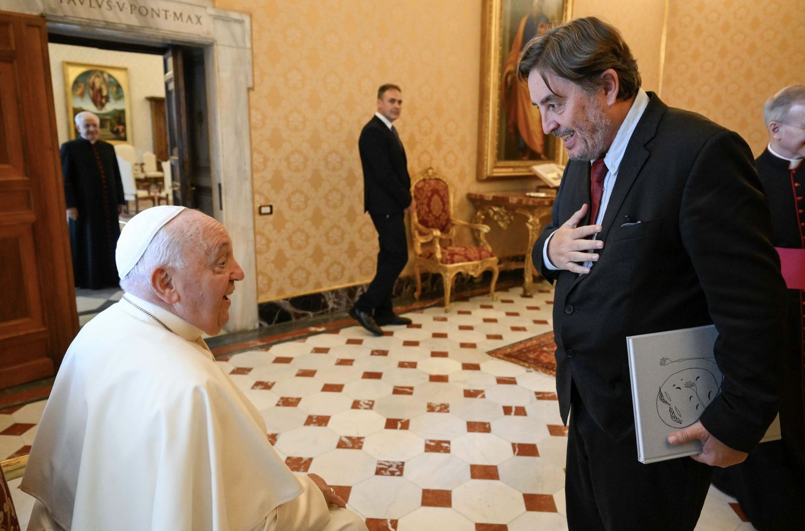 Luis García Montero saluda al papa Francisco