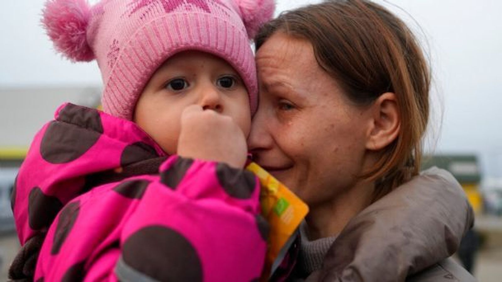 Mujer huye de la guerra en Ucrania
