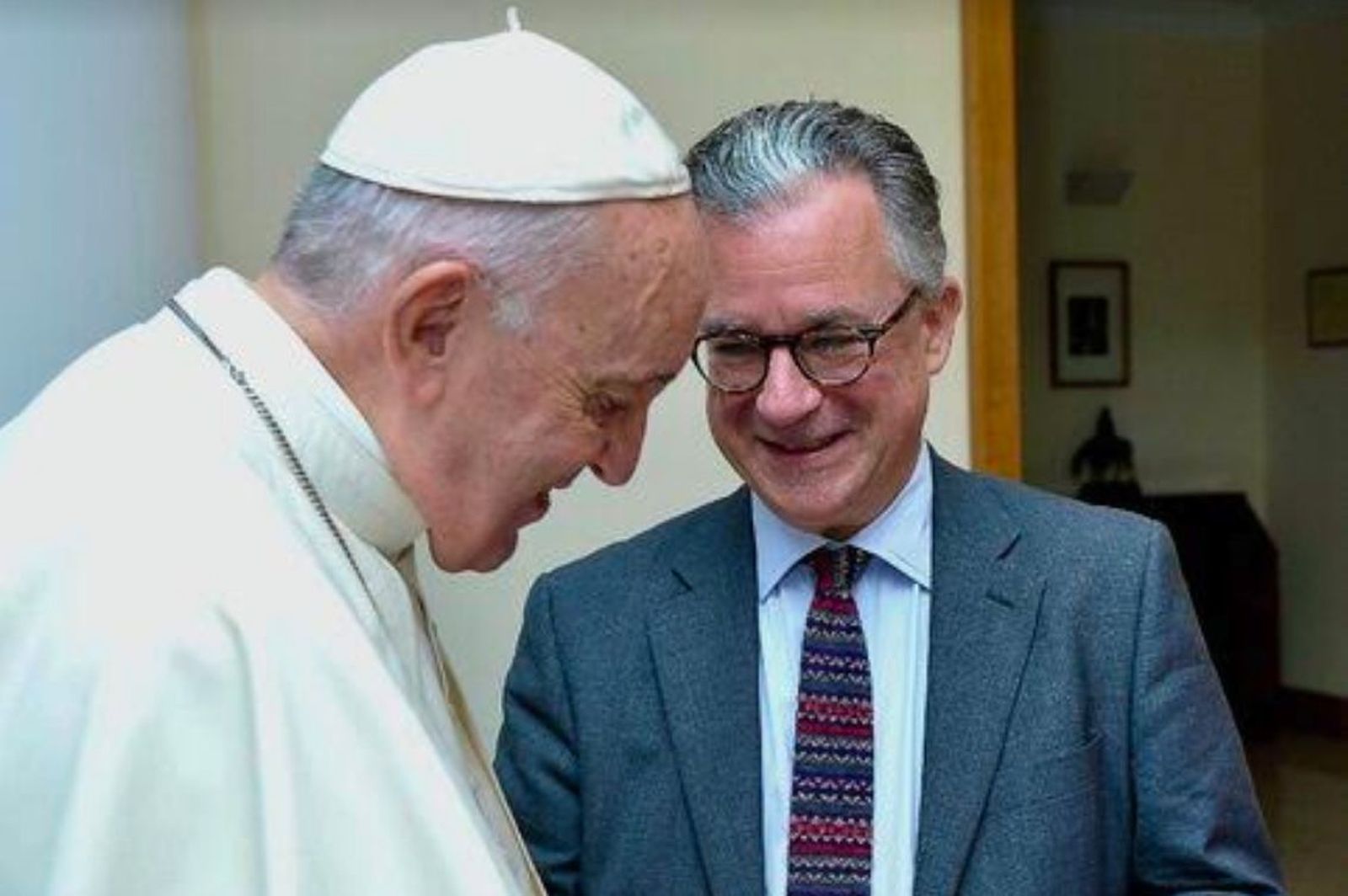 El Papa y Austen Ivereigh, en foto de archivo