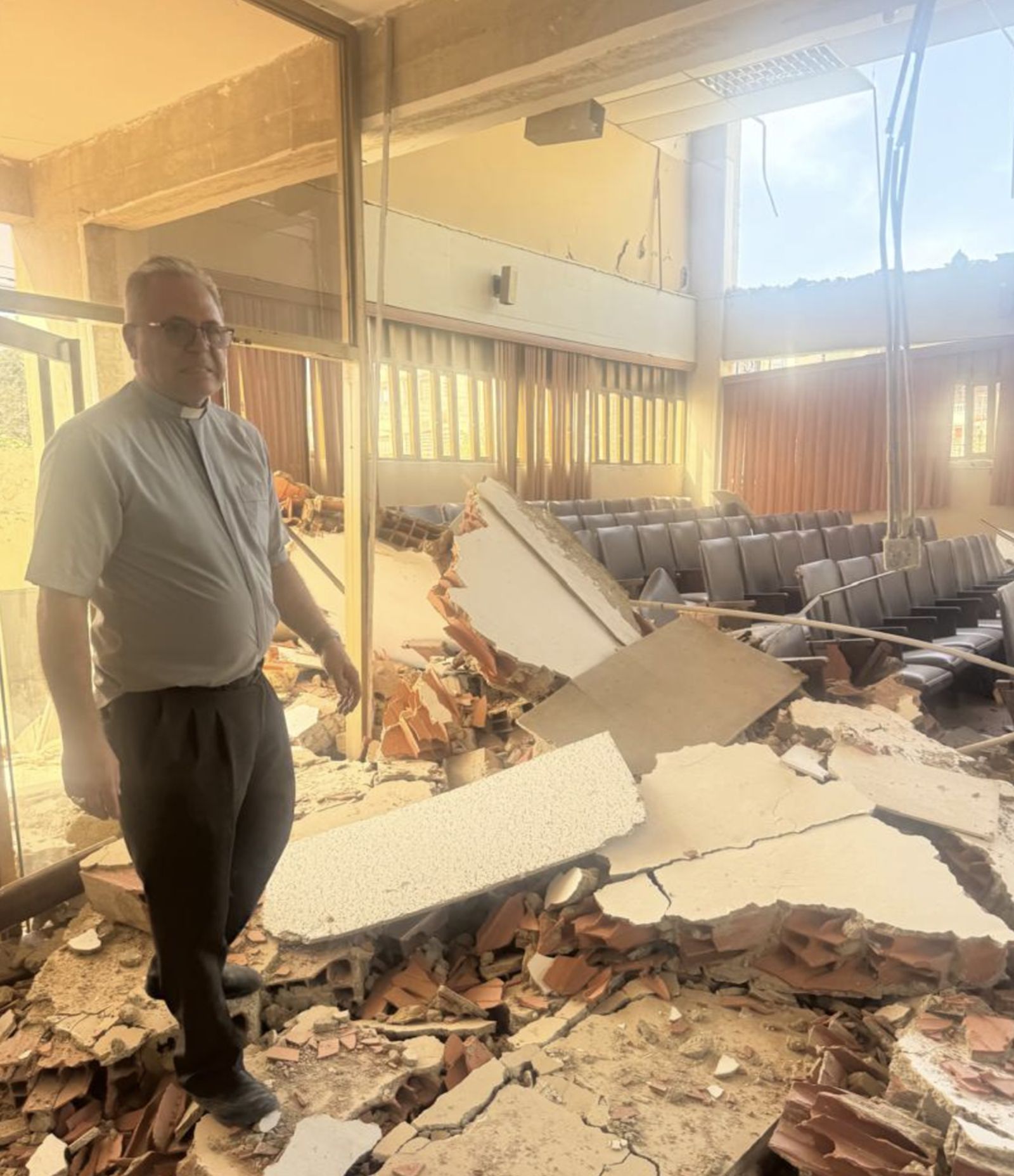 Sacerdote en iglesia en ruinas en Venezuela