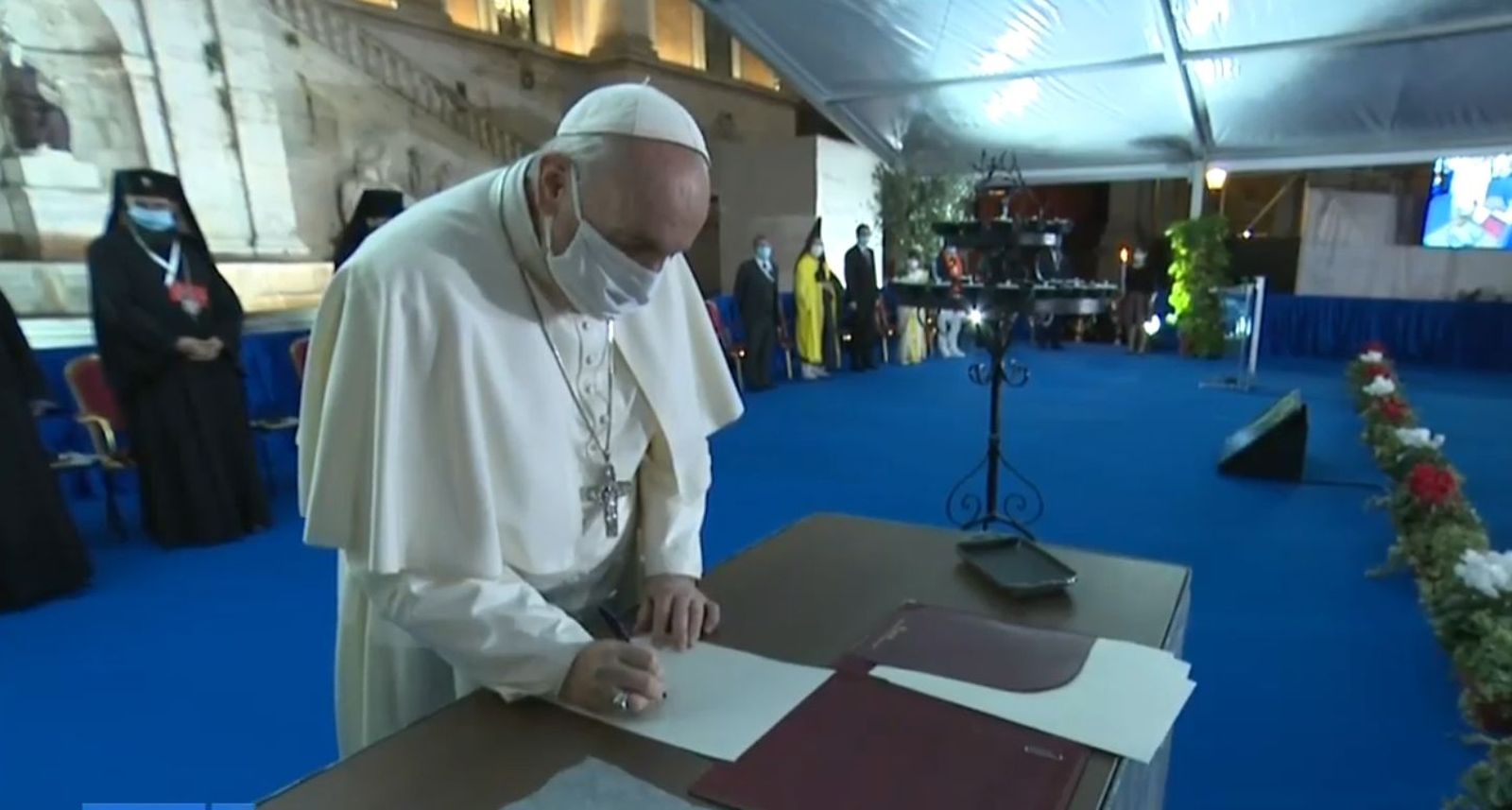 El Papa firma el llamamiento por la paz