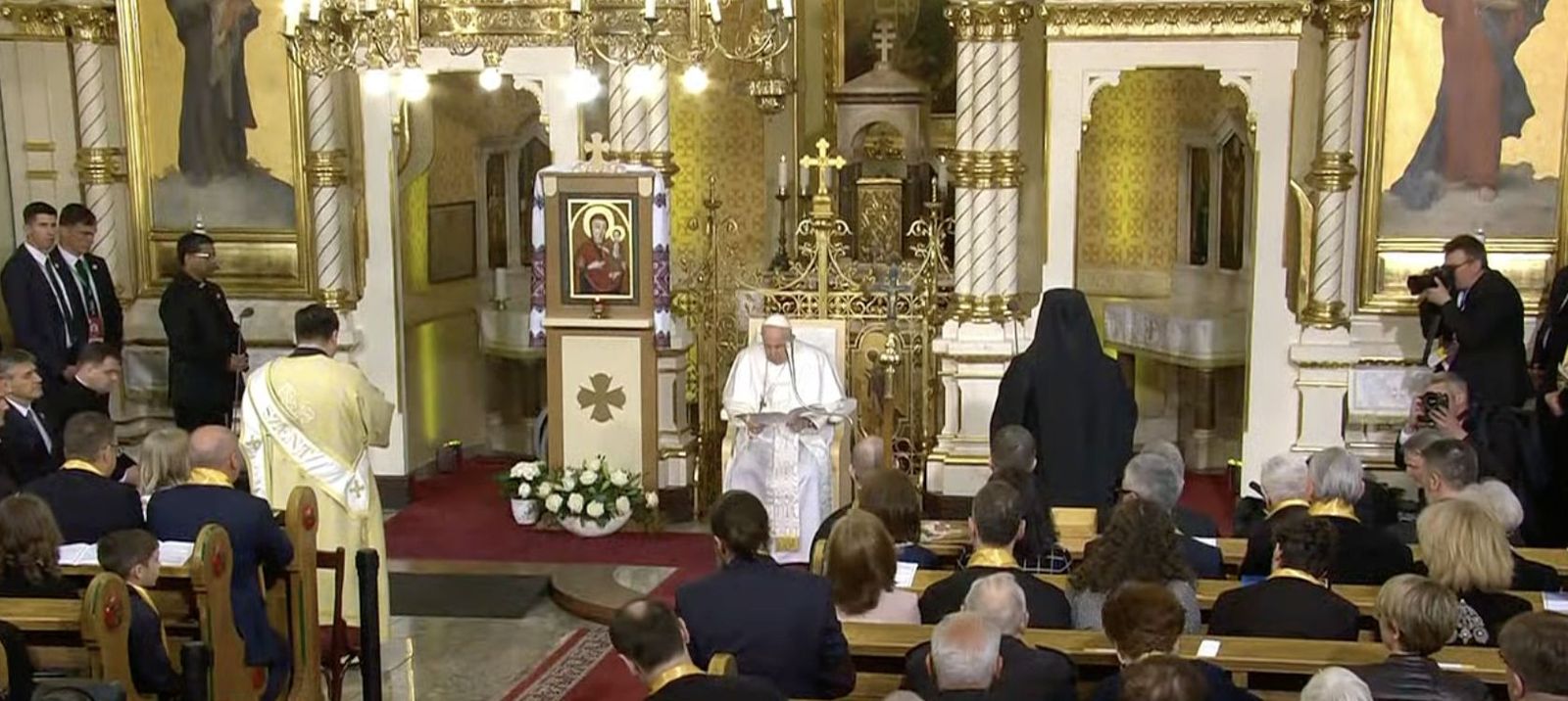 El Papa, en la iglesia greco-latina de Budapest