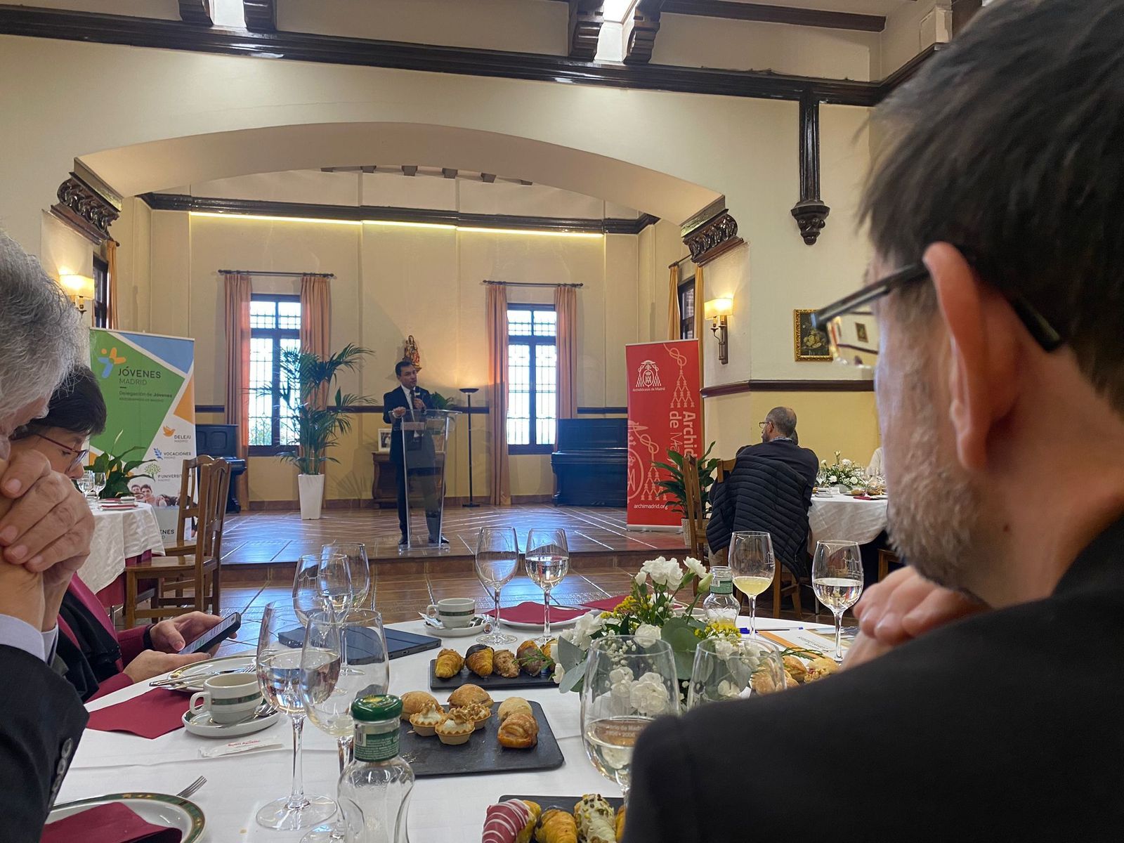 Cobo escucha a Rosas