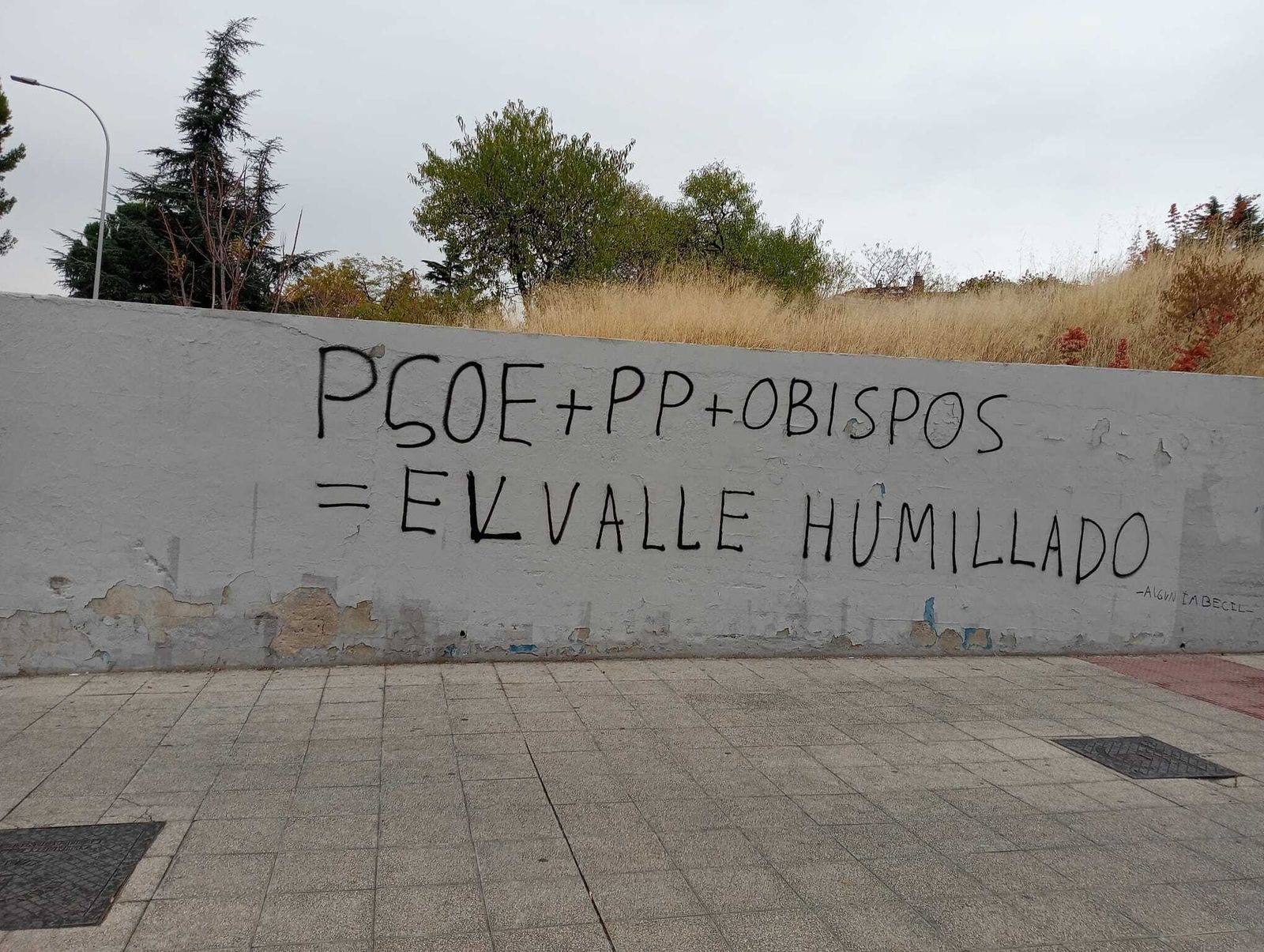 Pintadas contra los obispos en la sede de Añastro