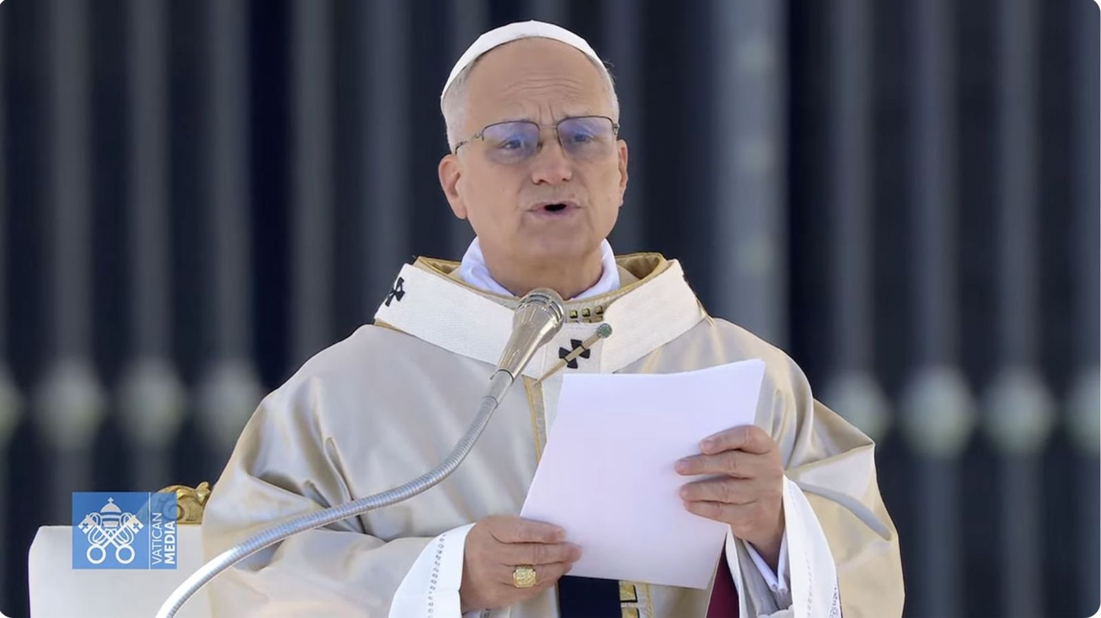 El Papa lee la homilía