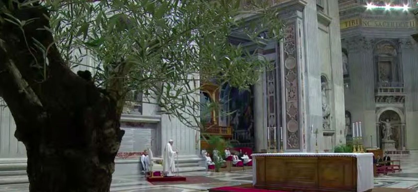 Francisco, junto al altar
