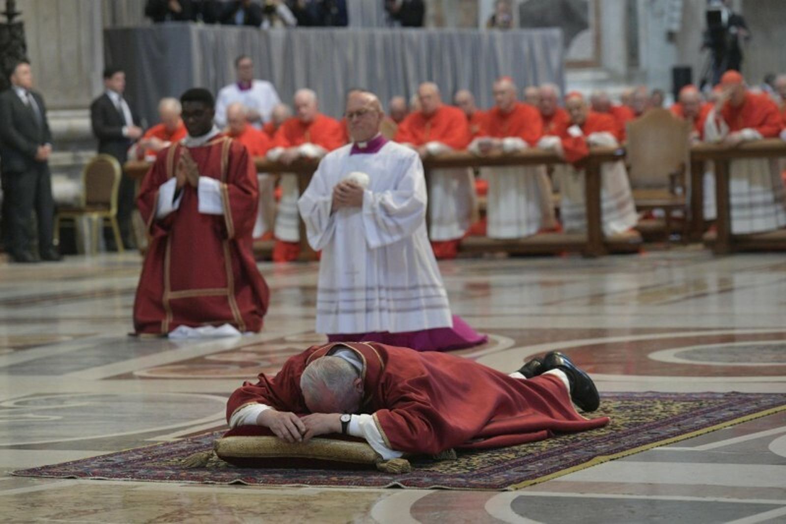 Francisco, postrado en el suelo de San Pedro, durante los oficios del Viernes Santo