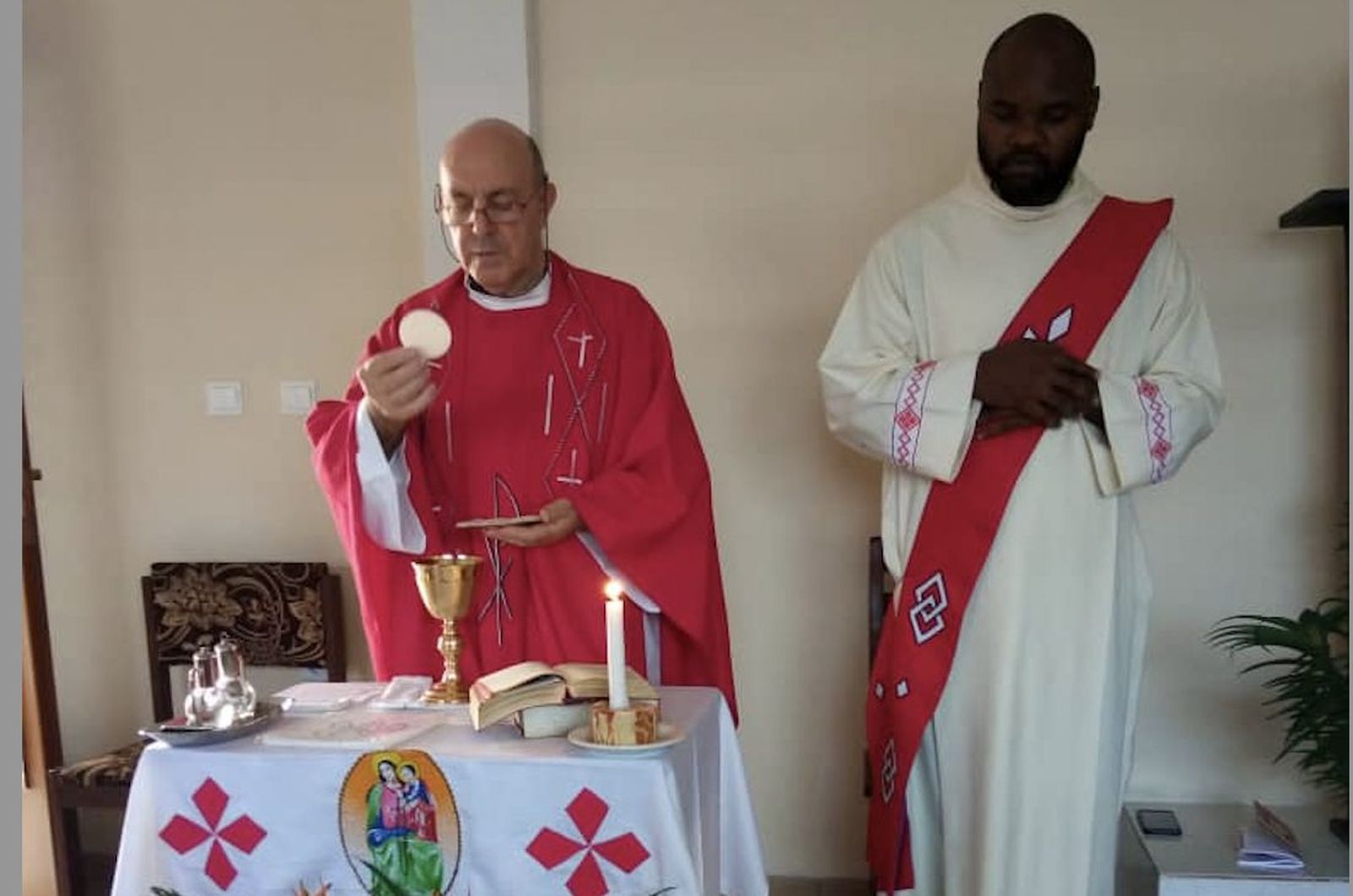 El P. Riaño durante una eucaristía