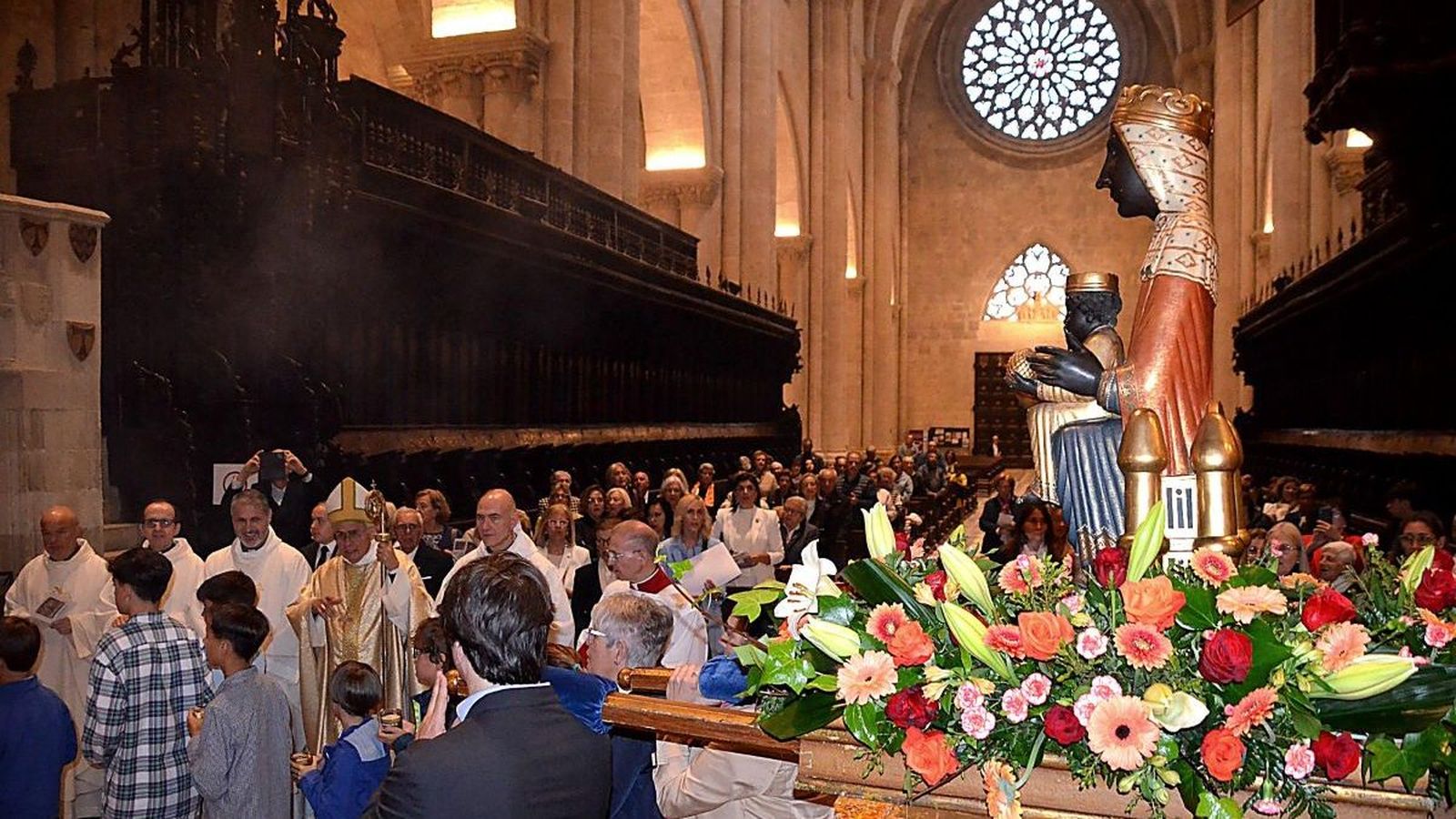 La Catedral de Tarragona acoge la refundación de la Cofradía de Montserrat, con la participación de Joan Planellas y el monje Joan Maria Mayol.