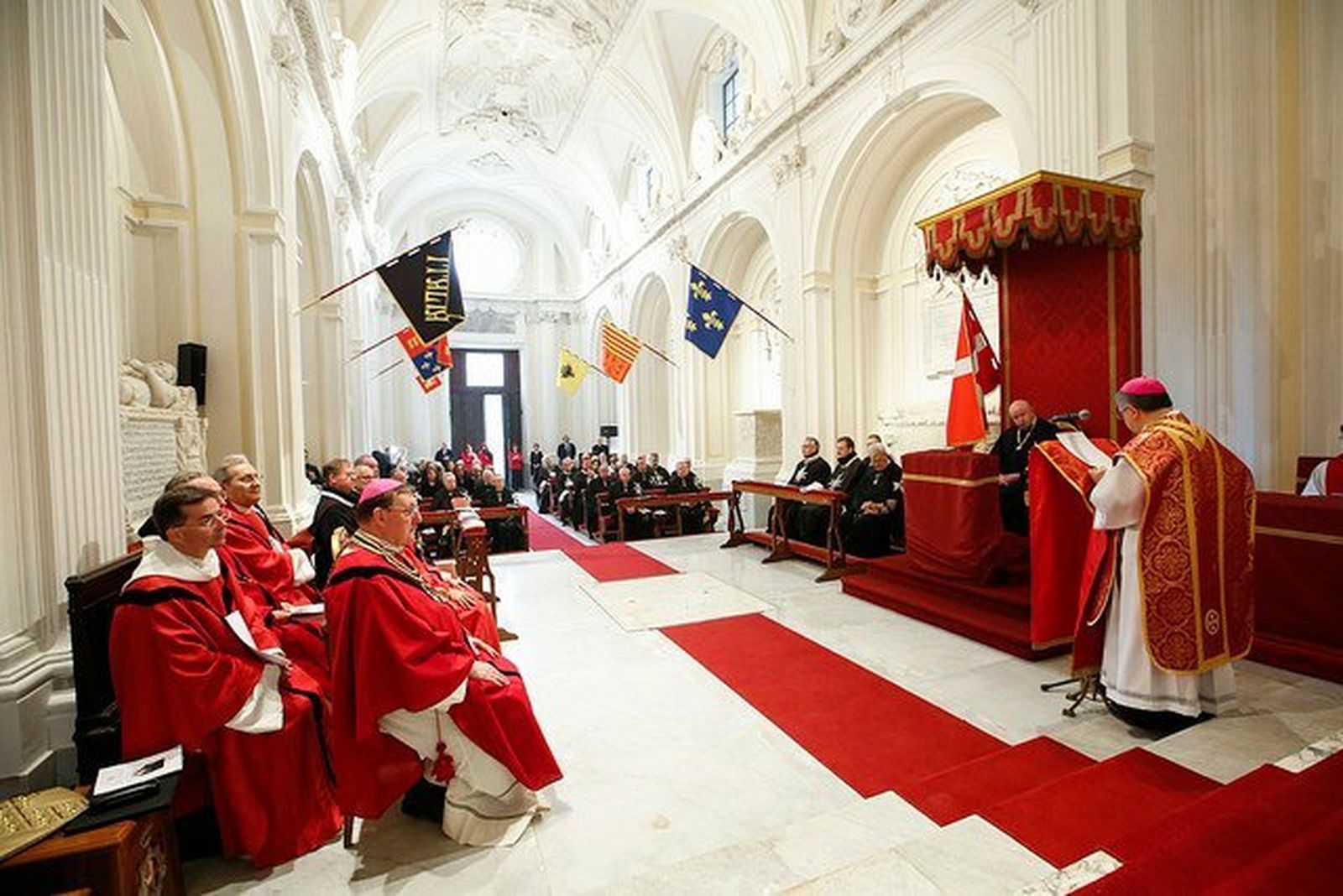 Becciu celebra una misa para caballeros de la Orden de Malta