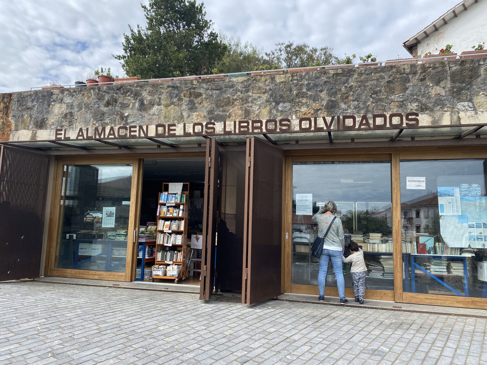 Mayo: flores, comuniones, reformas de la Curia, memorias... y libros en la TiendaRD