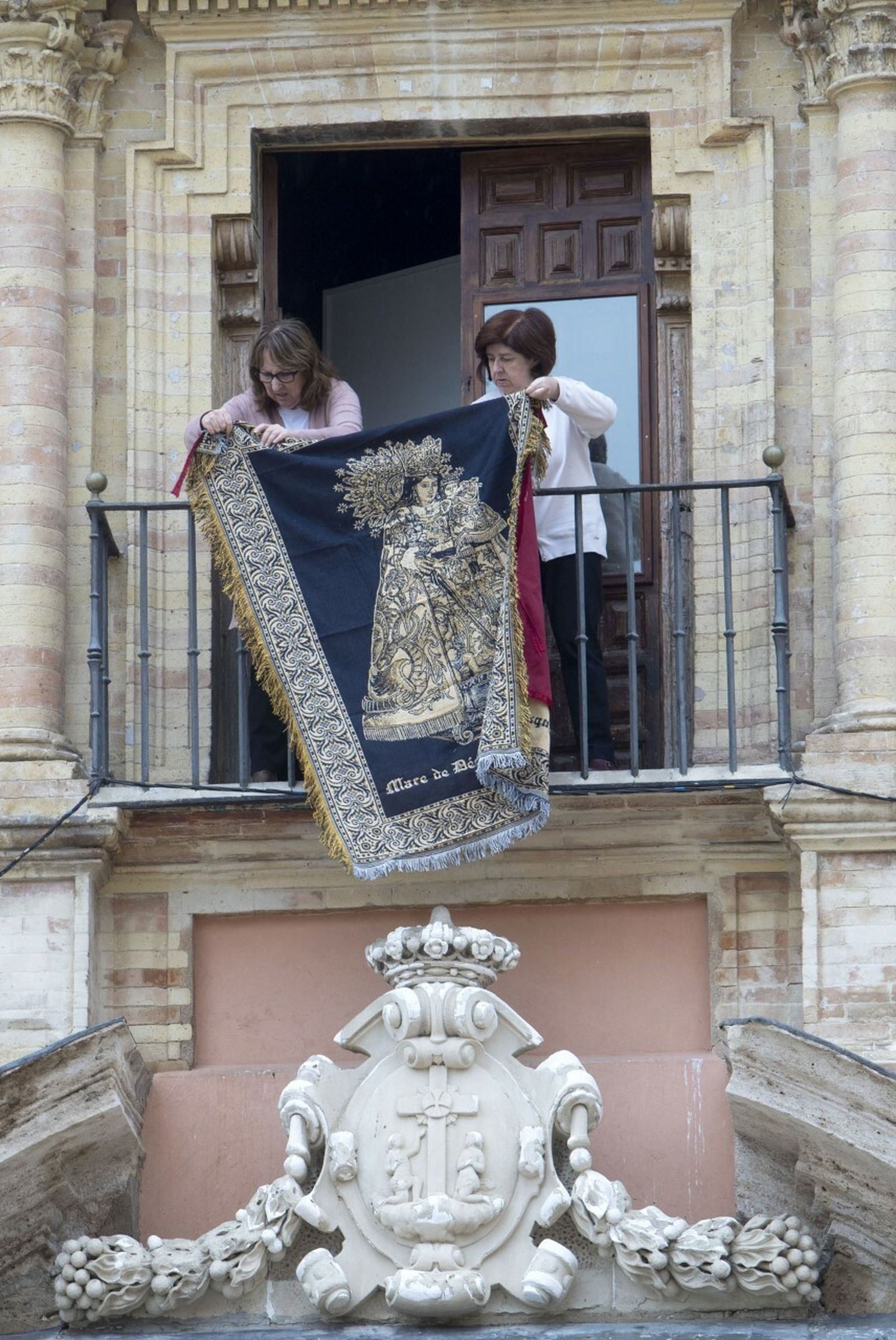 La Basílica de la Virgen cuelga en sus balcones reposteros con la imagen de la Patrona pidiendo salud para todos en la pandemia