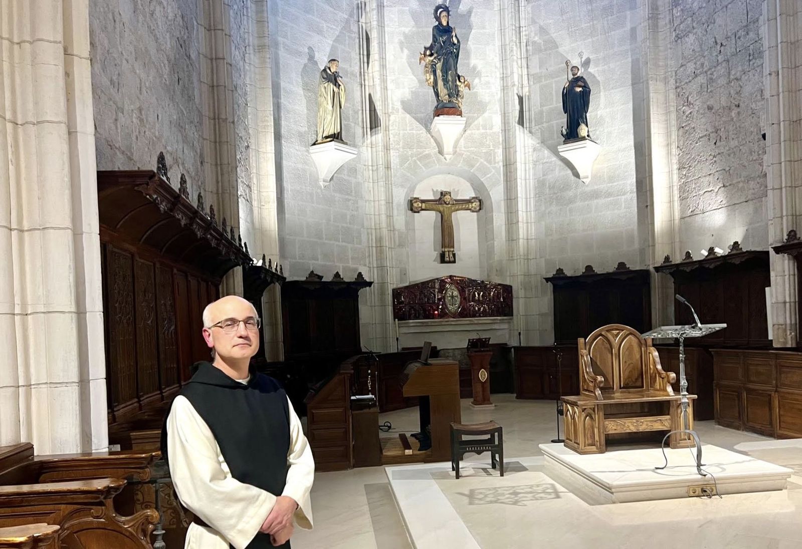 El abad en la iglesia