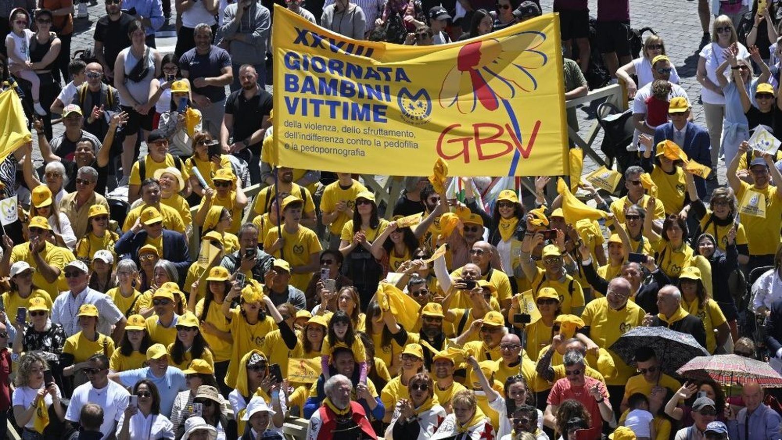 Miembros de la Asociación Meter en la plaza de San Pedro