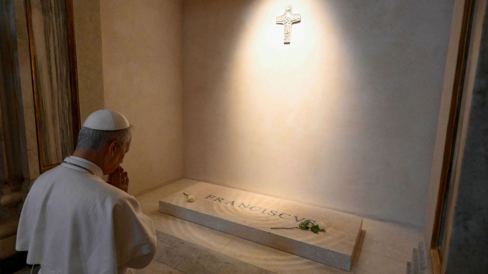 León XIV reza ante la tumba de Francisco