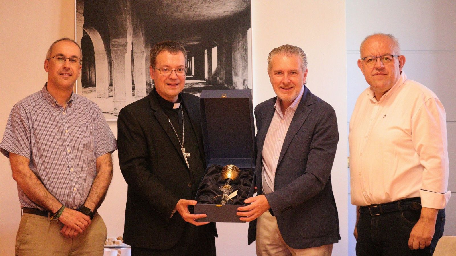 Entrega del caliz al obispo de Segovia
