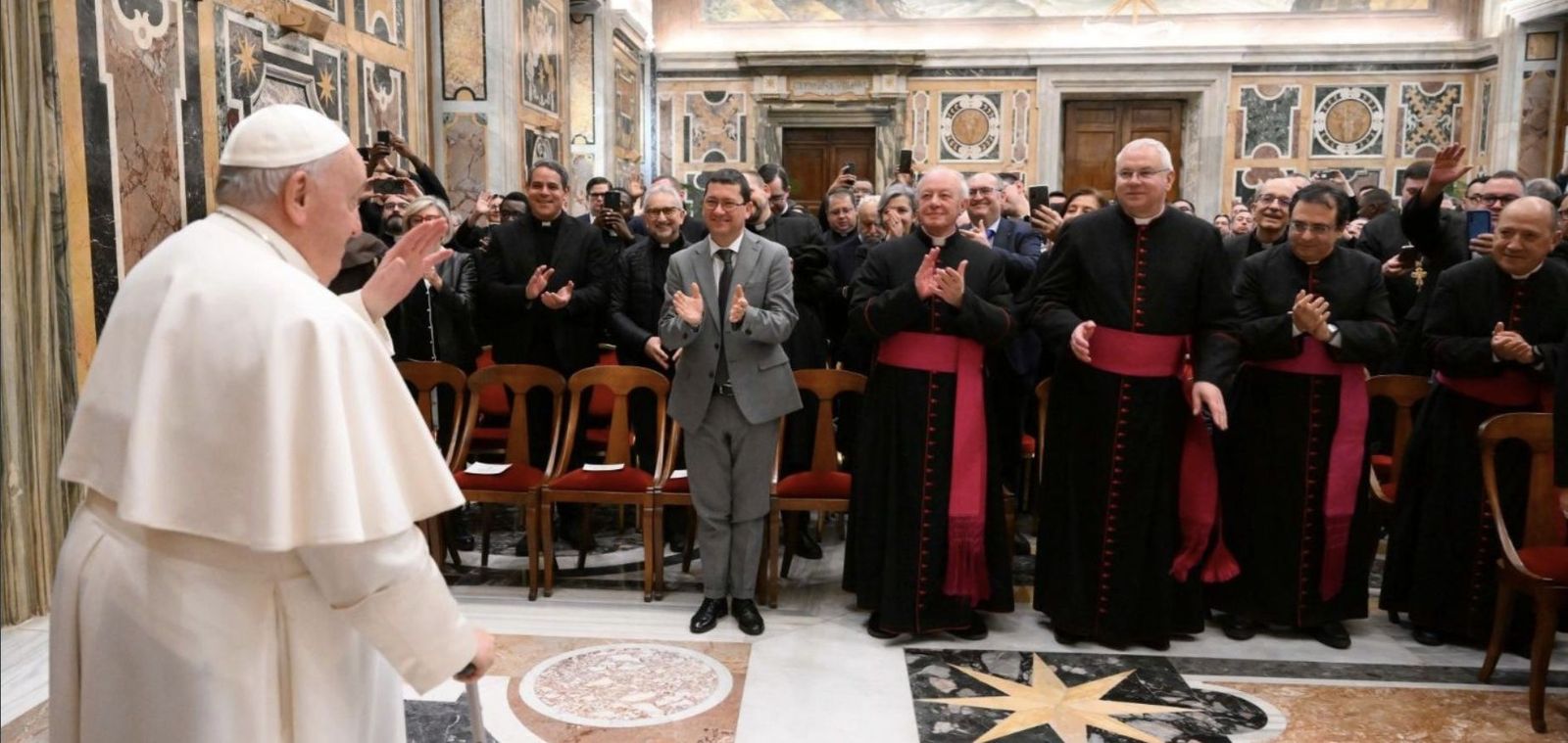El Papa, a canonistas