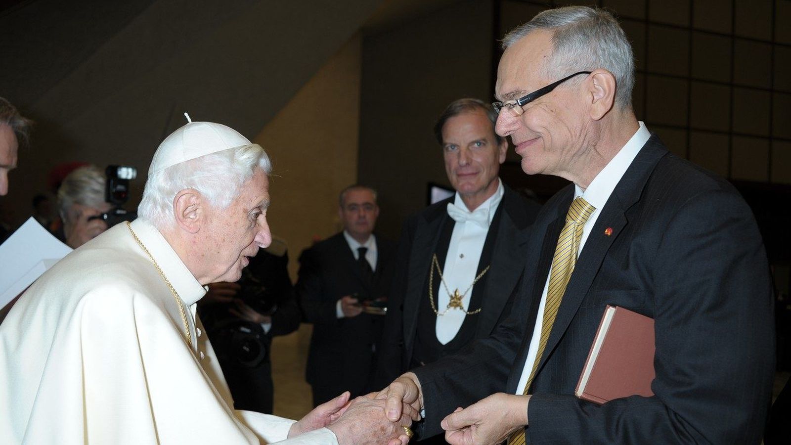 Cavadini saluda a Benedicto XVI en una imagen de diciembre de 2012