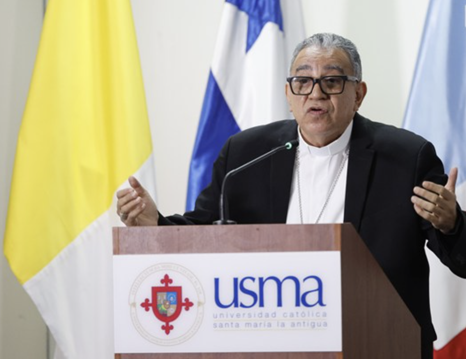 Monseñor Ulloa durante la presentación del informe