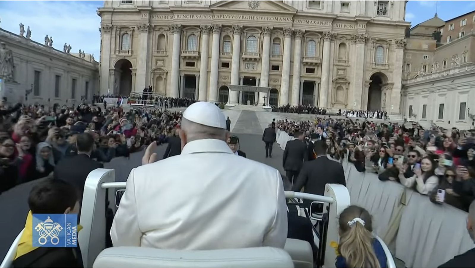 Francisco, en el papamóvil en su ronda por la plaza de San Pedro