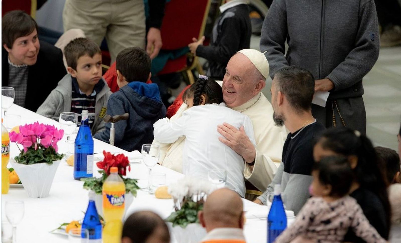 Papa come con los pobres