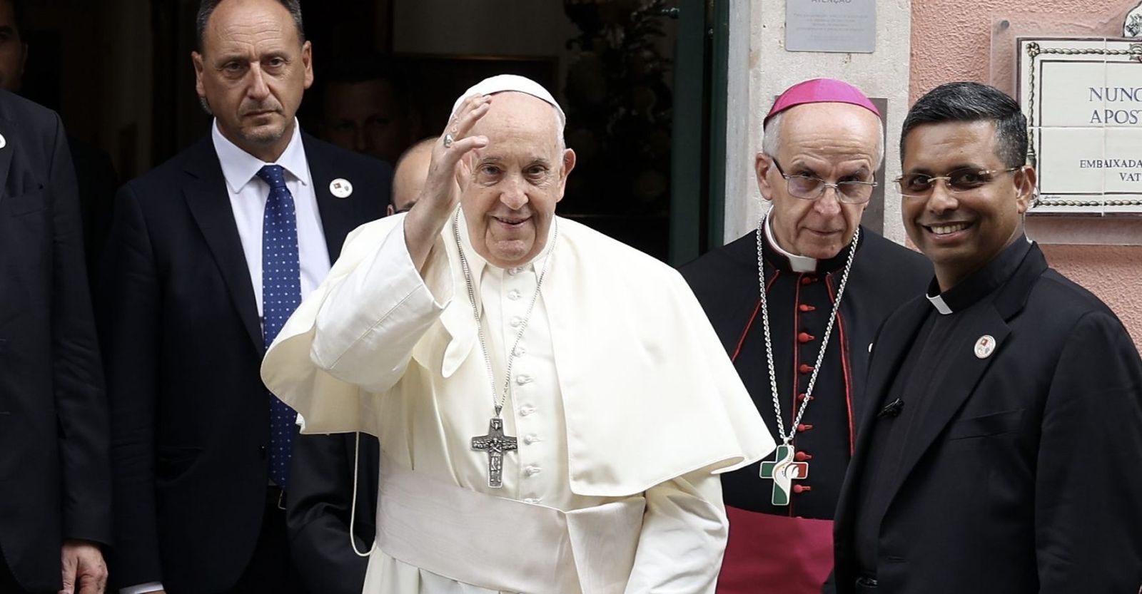 Francisco sale de la Nunciatura en Lisboa