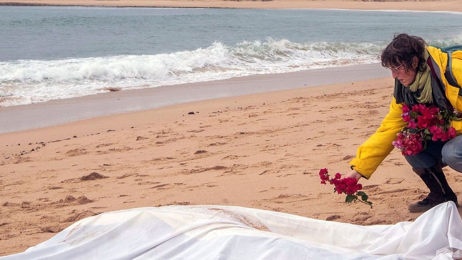 Imagen de archivo del cadáver de un inmigrante en una playa de Cádiz. (