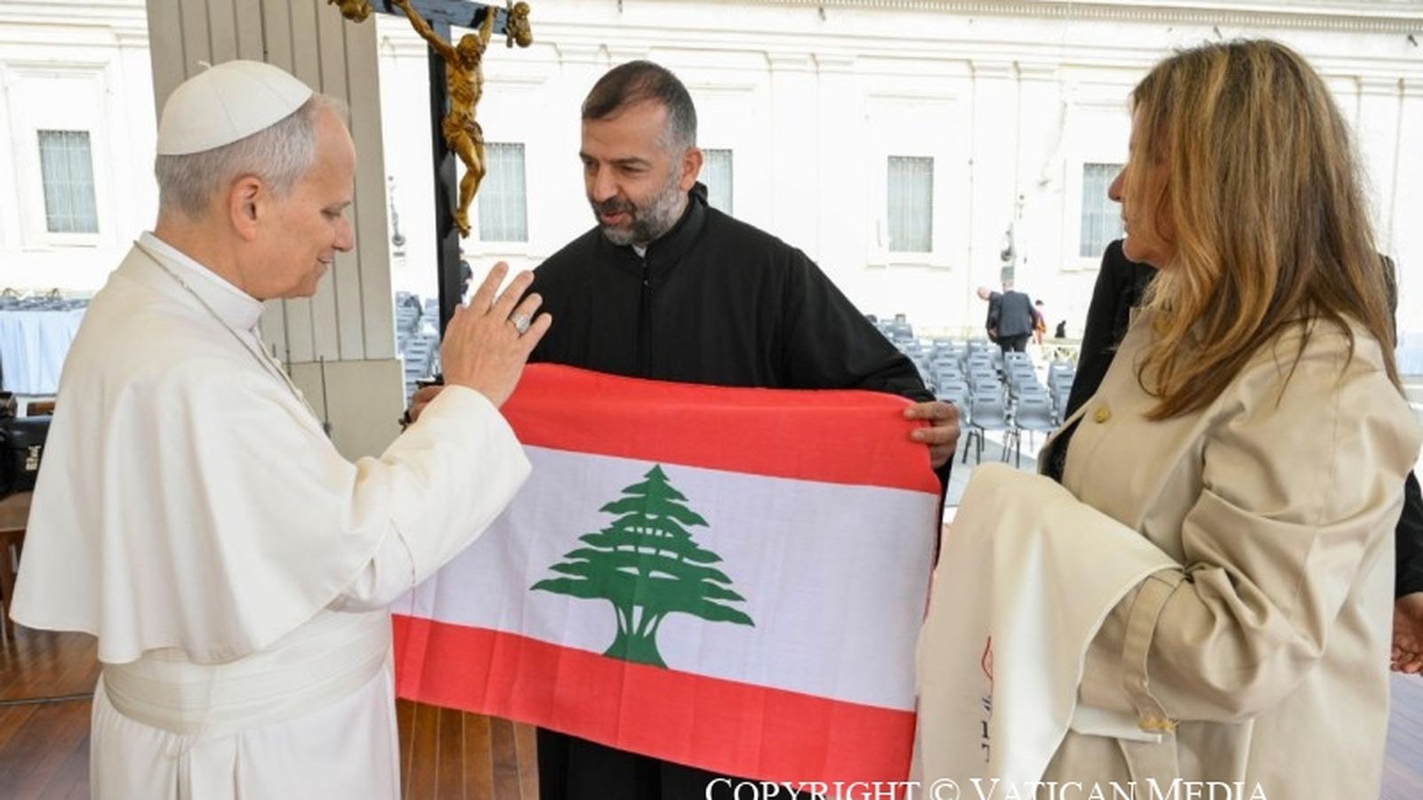 El Papa, con una bandera de Líbano