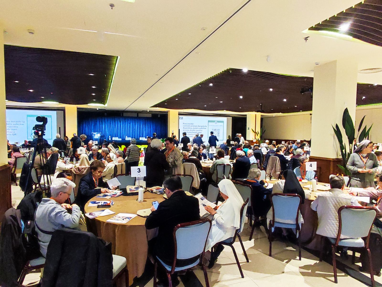 Mesas de trabajo en la asamblea de Confer, al modo del Sínodo de la Sinodalidad