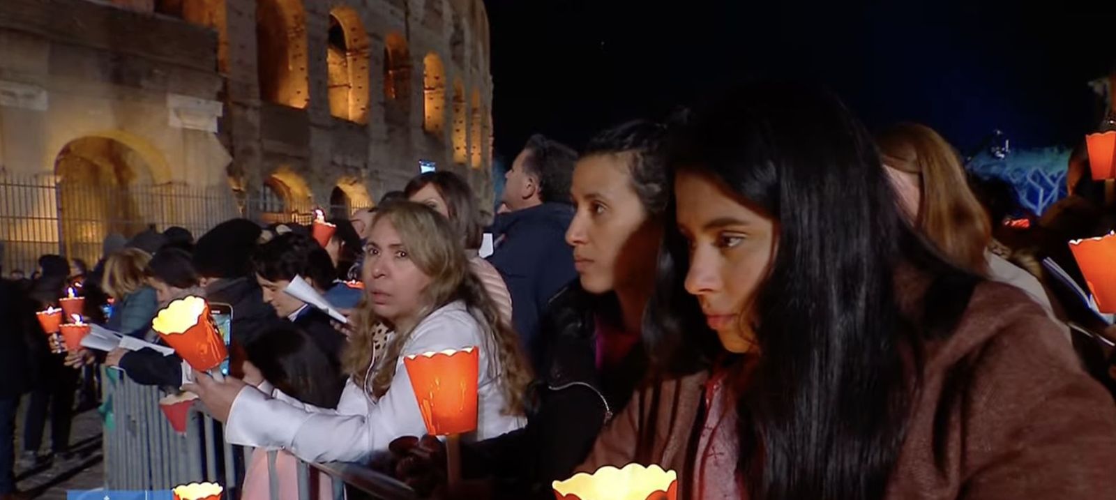 Jóvenes romanos siguen el Vía Crucis desde el Coliseo