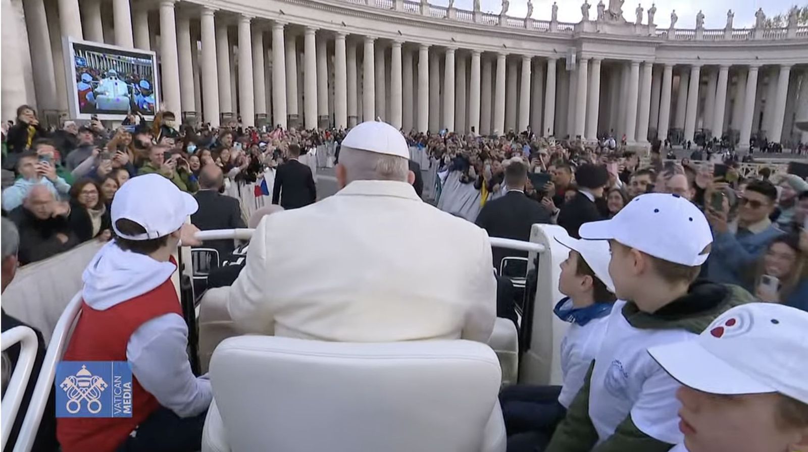 Francisco, con los niños en el papamóvil