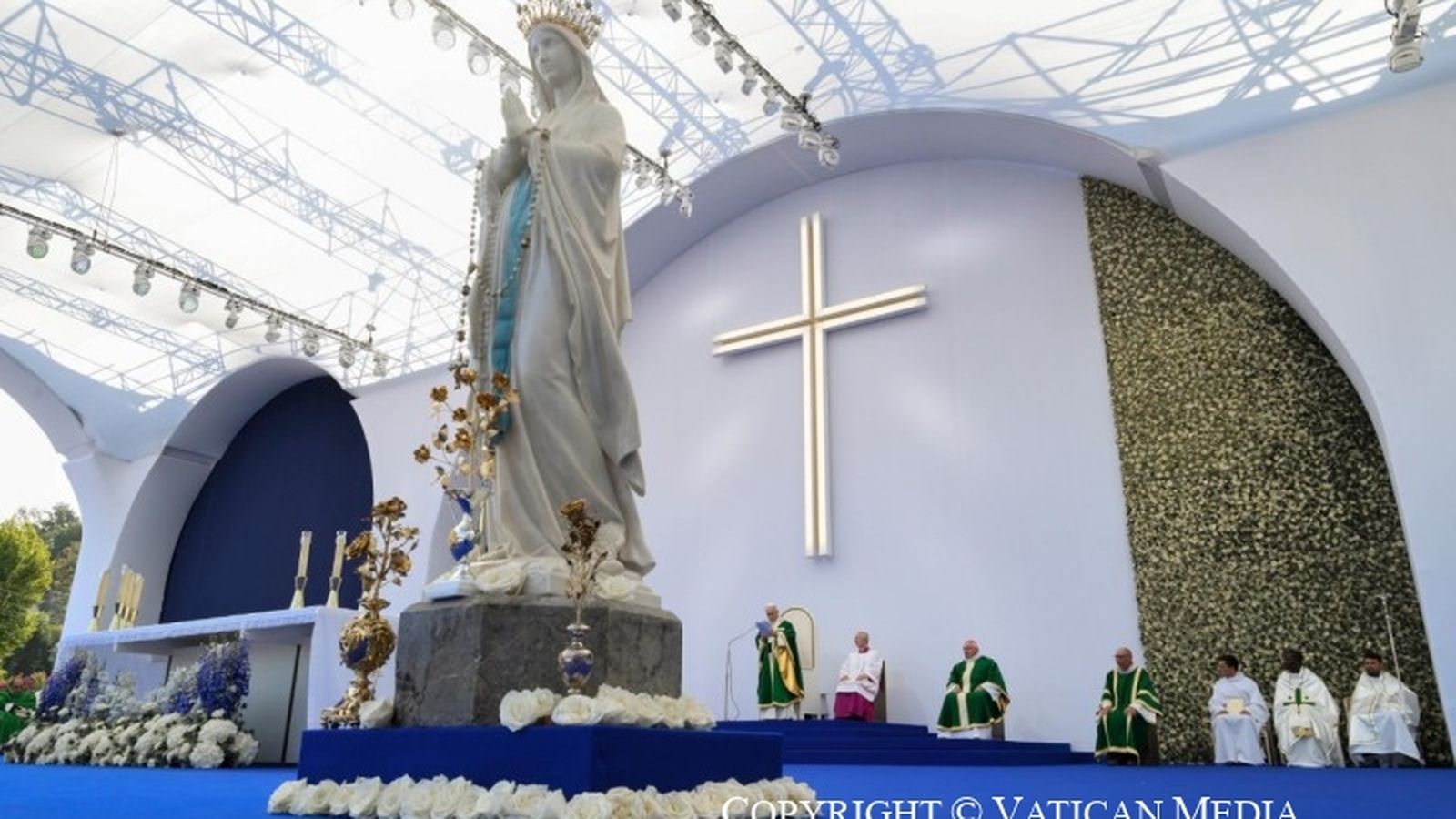 León, ante la Virgen de Lourdes