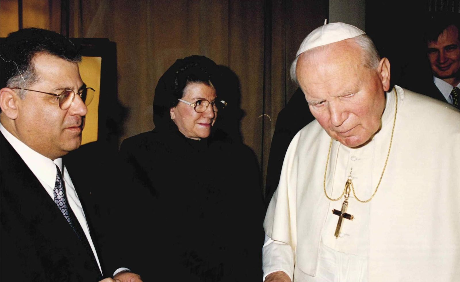 Juan Pablo II saluda a Mario Paredes