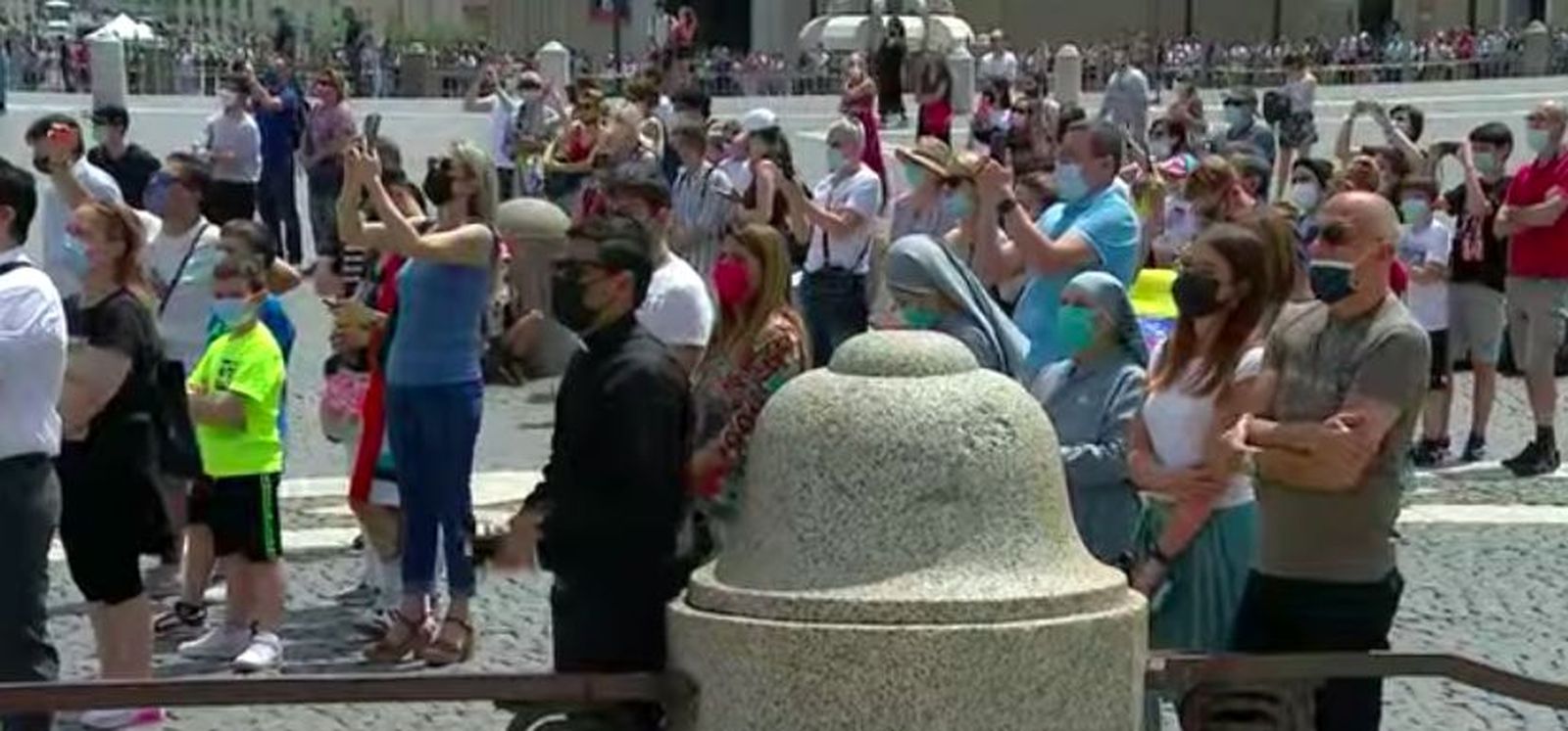 Los fieles escuchan al Papa