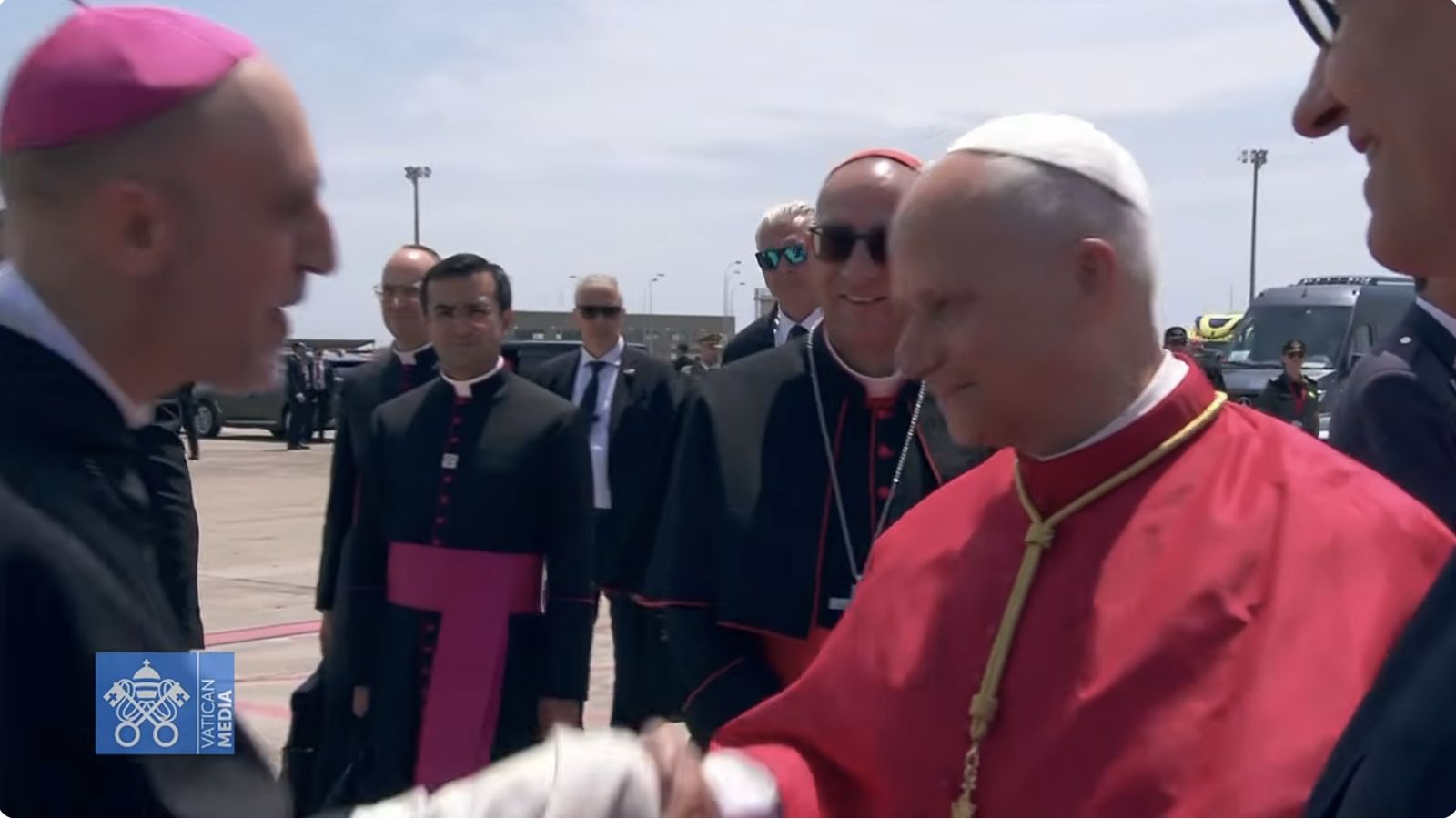 Xabier Gómez saluda al Papa en el aeropuerto del Prat