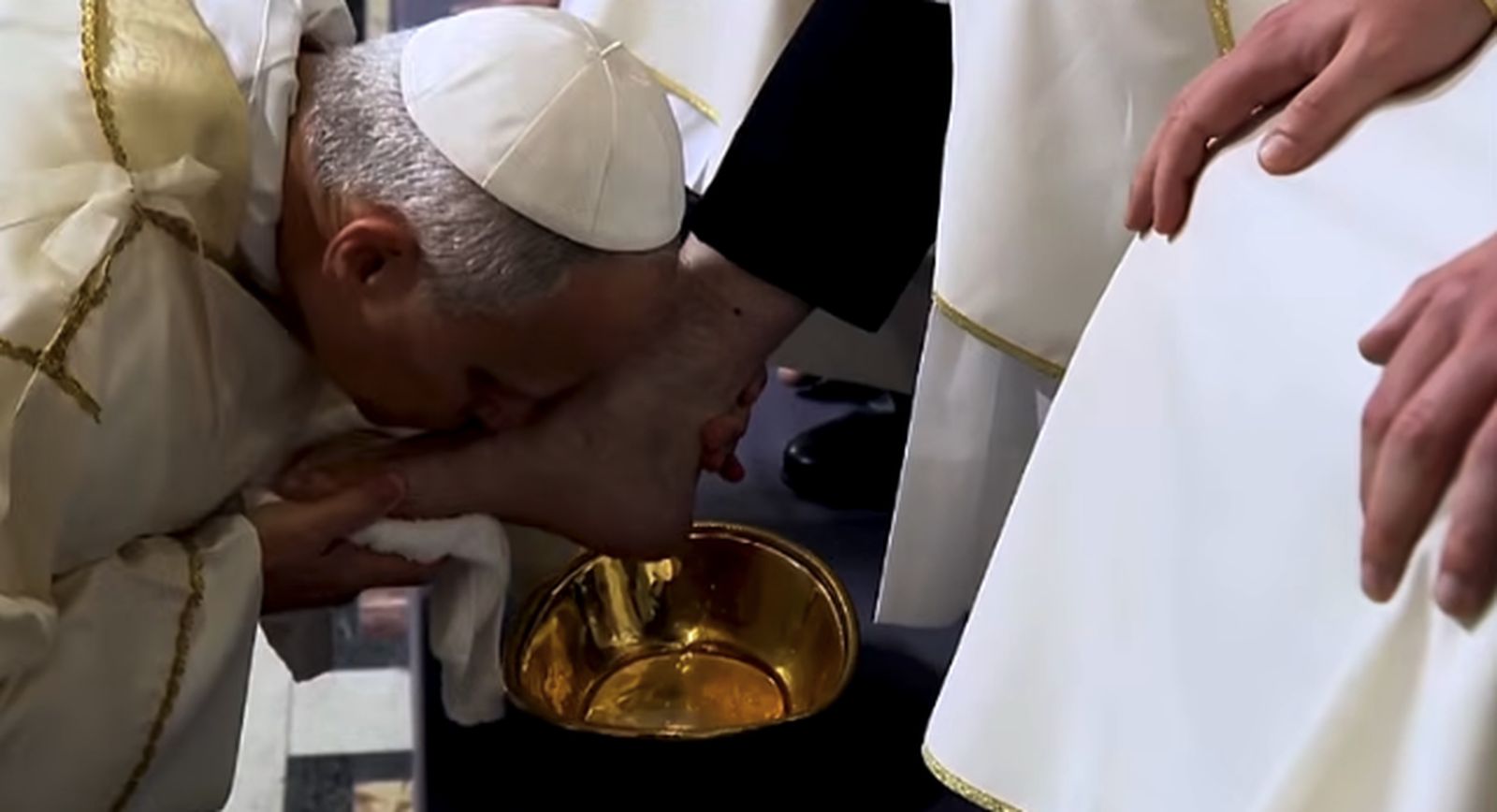 El Papa lava y besa los pies de los sacerdotes