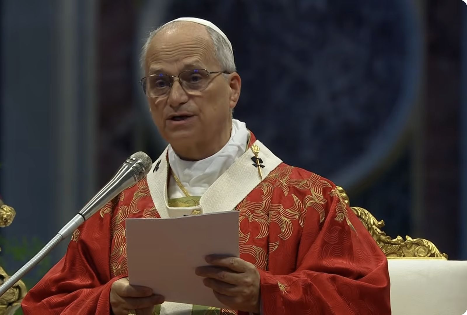 El Papa lee su homilía