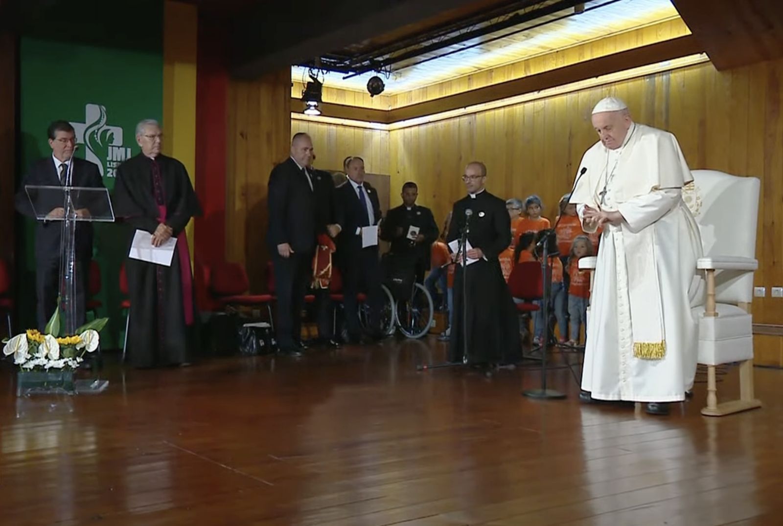 Francisco reza en el centro parroquial San Vicente de Paúl