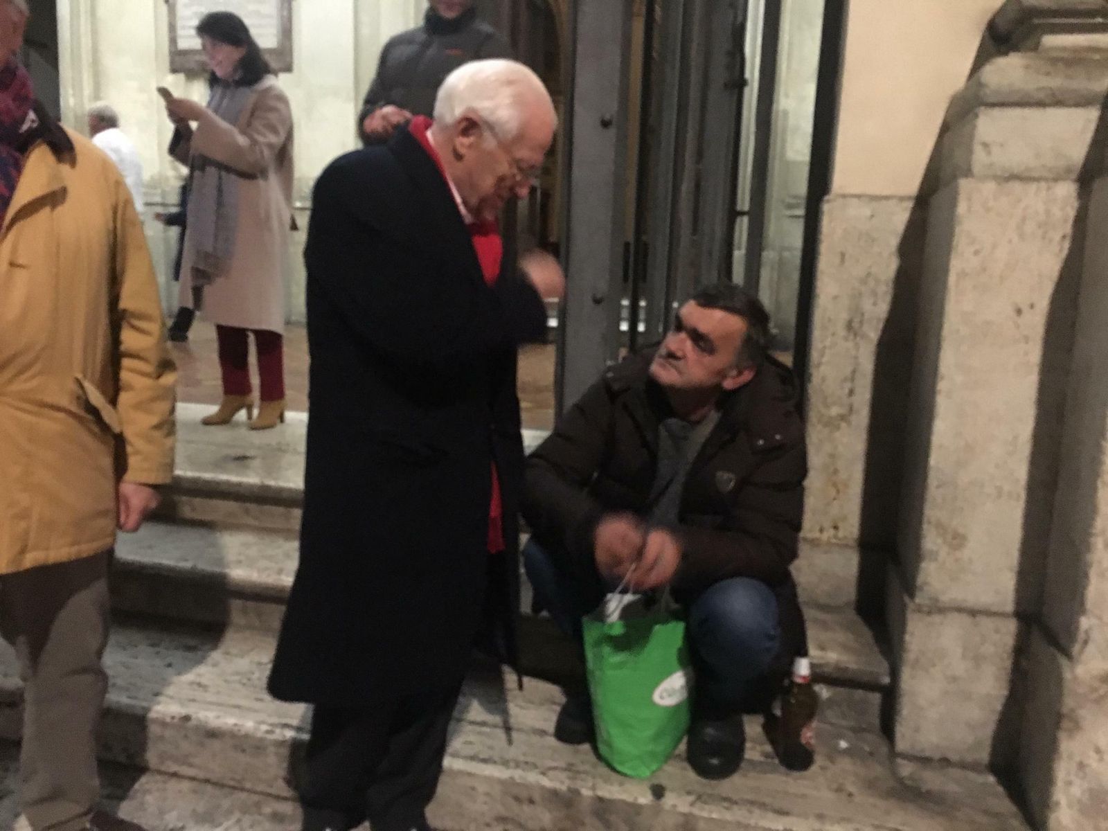 El padre Ángel, con un sin techo en la iglesia romana