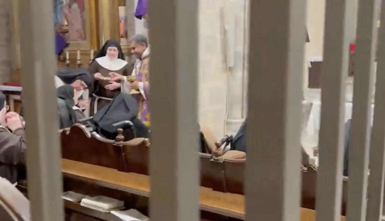 Las religiosas mayores, recibiendo la comunión