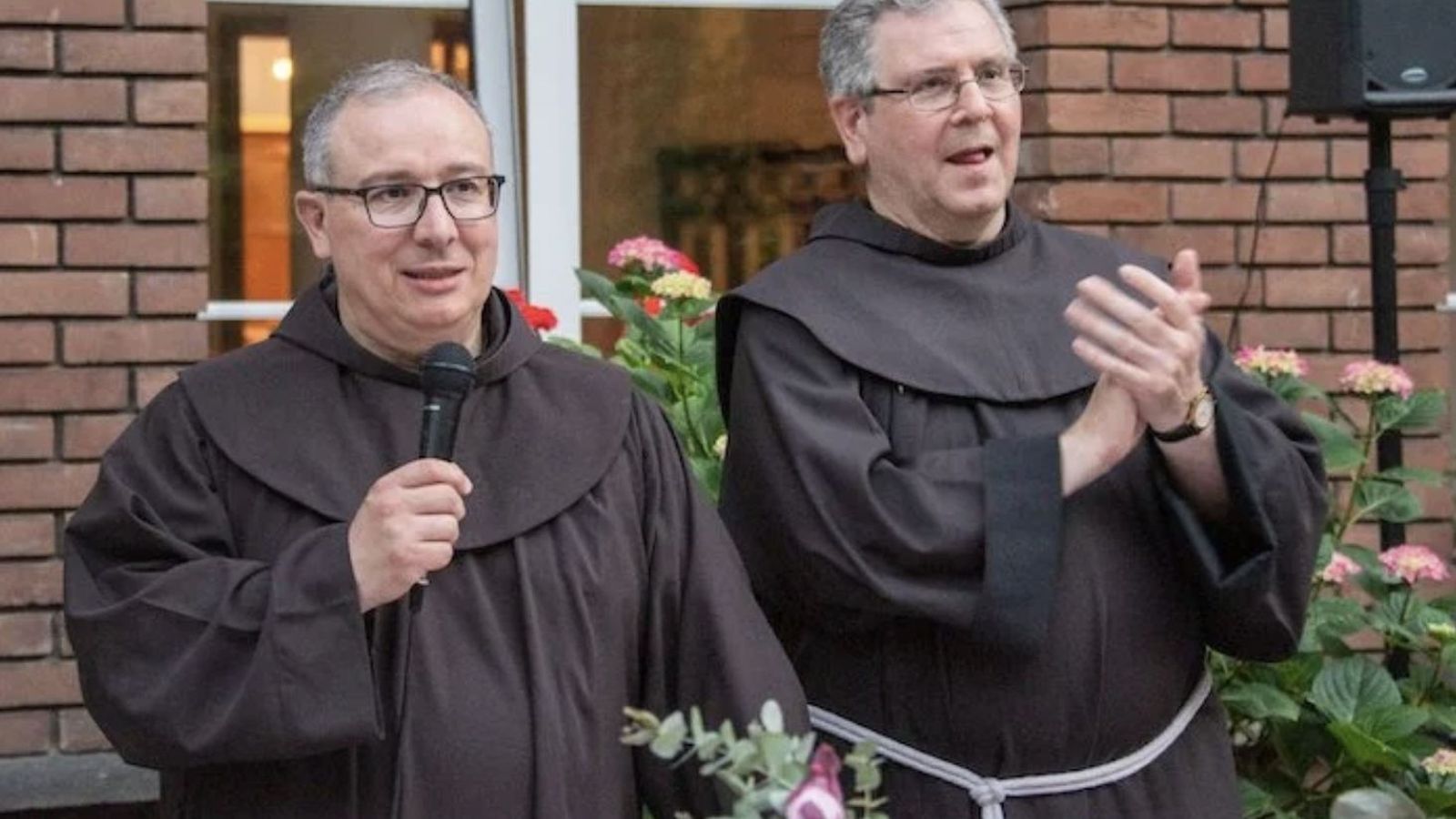 Francesco Ielpo (iz) con el P. Francesco Patton