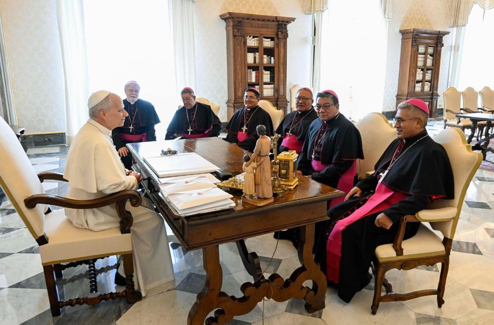 El Papa León XIV y un grupo de Obispos de Bolivia